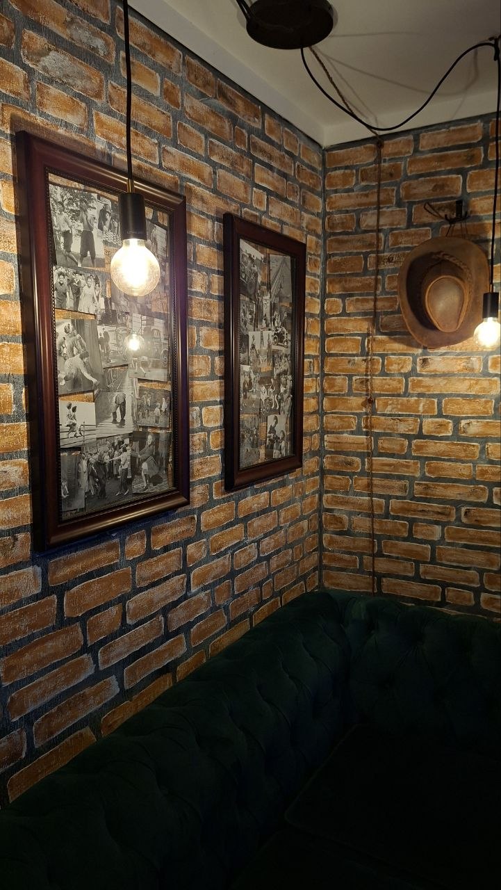 Цегла, колажі, капелюх на стіні