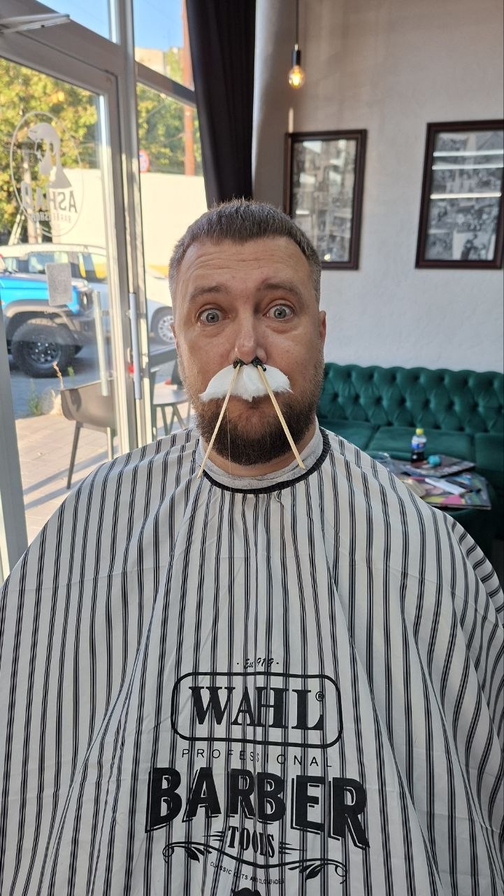 Клієнт з ватними вусами на паличках